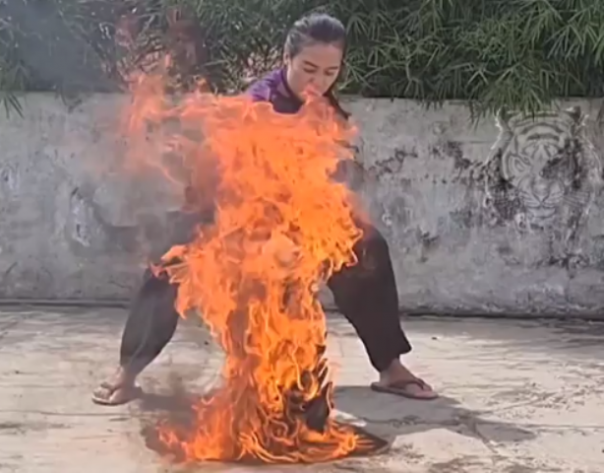 Pesilat cantik Indonesia Chintya pamerkan kemampuannya dalam membelah api. Foto: int 