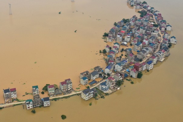 Tak Hanya Dihantam Virus Corona, China Kini Menghadapi Banjir Terburuk Dalam 30 Tahun