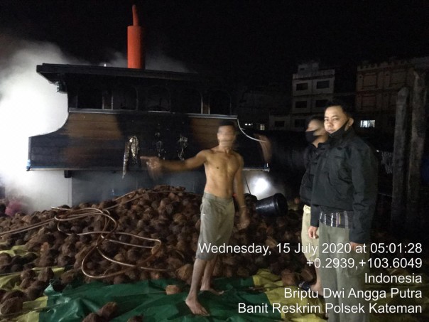 Kapal Muatan Kelapa Terbakar di Pelabuhan Ali Mensong, Kateman, Seorang ABK Jadi Korban (foto/int)