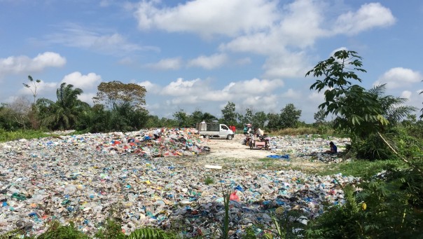 Aktivitas di Tempat Pembuangan Akhir (TPA) sampah di desa Kubang jaya