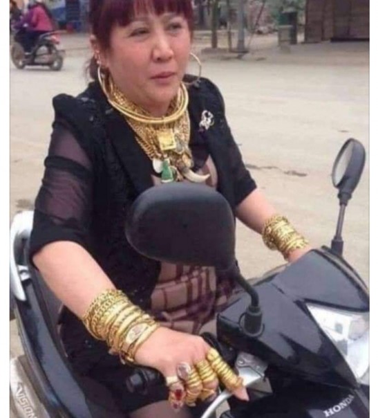 Viral Perempuan Pakai Kalung dan Gelang Emas Sambil Naik Motor, Netizen: Ngeri Lihatnya (foto/int)
