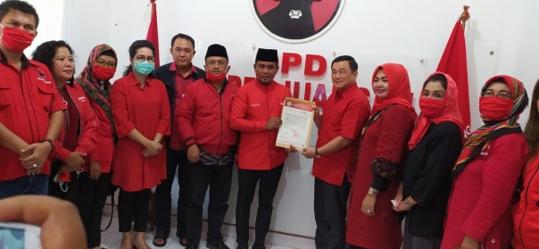 Penyerahan SK Dukungan oleh ketua DPD PDI-P kepada Halim-Komperensi di kantor DPD PDI-P Riau