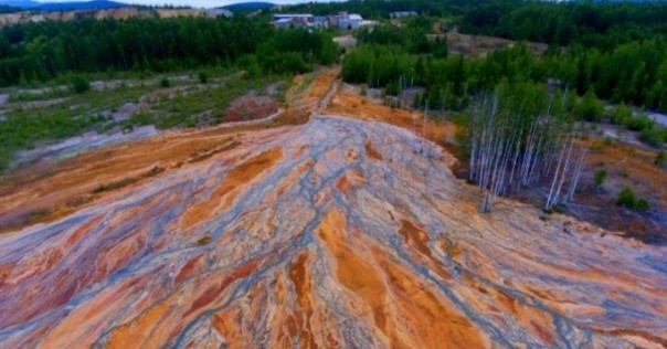 Sungai Rusia Berubah Oranye Beracun Setelah Kebocoran Asam Dari Tambang Lama yang Terabaikan