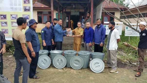 Komisi Dua DPRD Inhil Bagikan Perlengkapan Budikdamber Pada Warga (foto/rgo)