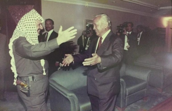 Momen Langka Presiden Soeharto Bertemu Tokoh Palestina Yasser Arafat, Netizen Salah Fokus Pistol di Pinggang (foto/int)