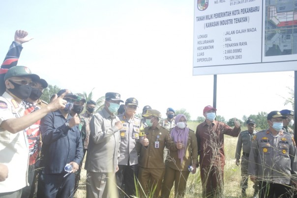 Walikota Pekanbaru beserta jajaran saat melakukan peninjauan di lahan KIT