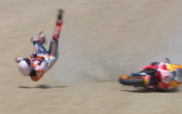 Marquez terlempar dari motornya saat mengalami kecelakaan di Sirkuit Jerez, Spanyol. Foto: int 