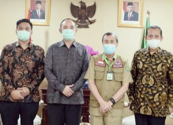 Gubernur Riau (dua dari kanan) didampingi oleh GM EMP Malacca Strait SA Kelik Hadi Suharya, General Manager EMP Bentu Ltd Tri Firmanto dan Direktur PT EMP Energi Terbarukan Bagus C Kartika (dari kiri ke kanan).Foto: ist