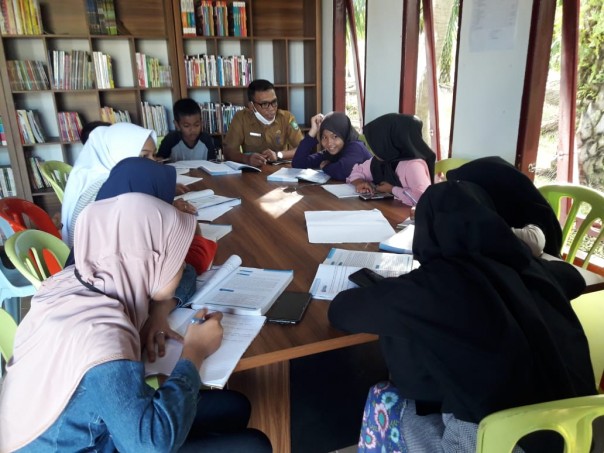 FOTO: Sejumlah siswa dan mahasiswa saat belajar di kantor desa batang Duku, kec. Bukit Batu
