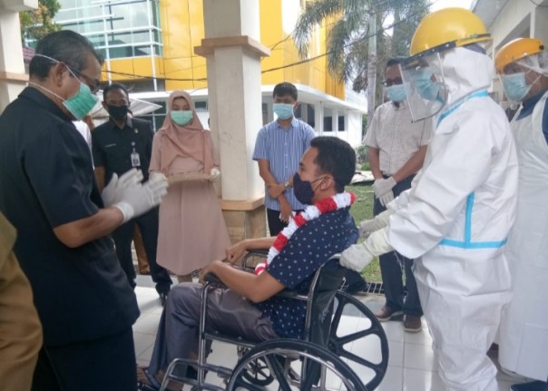 Bupati Mursini Lepas Kepulangan YM, Pasien Terakhir yang Dirawat di RSUD Teluk Kuantan (foto/int)