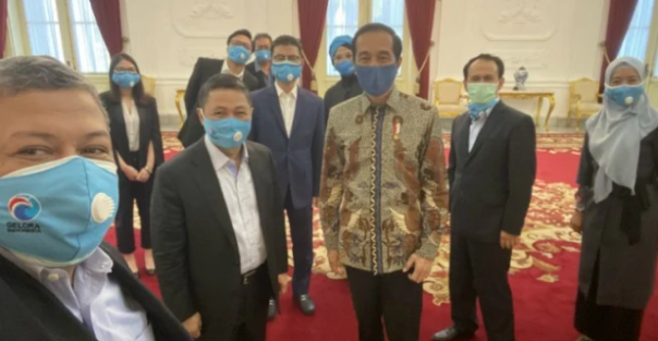 Fahri Hamzah selfie bersama Presiden Jokowi dan pengurus teras Partai Gelora. Foto: int 