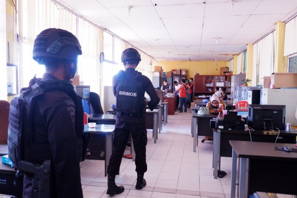 Personil Brimob Polda Riau terlihat mendampingi Tim Pidsus Kejati Riau Menggledah kantor Disdik Riau. (Foto. Amri)