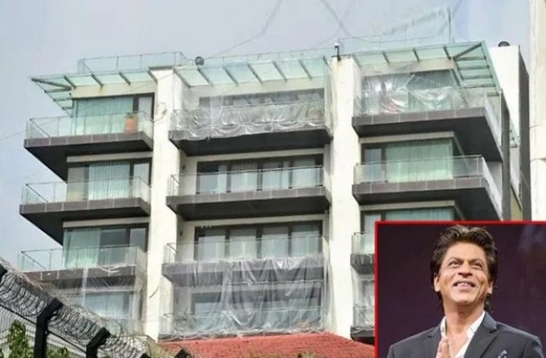 Shah Rukh Khan menutupi rumahnya dengan Plastik