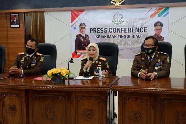 Kepala Kejaksaan Tinggi Riau, Mia Amiati didampingi Wakajati Riau dan para Asisten saat ekspos, Rabu, 22 Juli 2020.
