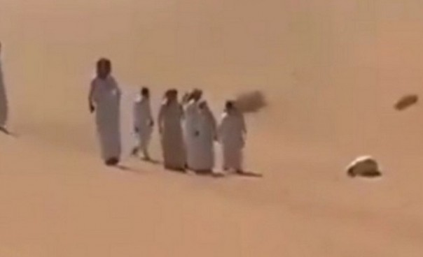 Warga menemukan jasad pria Arab Saudi sedang dalam posisi sujud di tengah padang pasir. Foto: int 