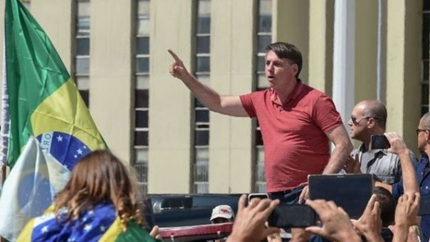 Presiden Brasil Jail Bolsonaro yang akhirnya dikritik rakyatnya karena meremehkan virus Corona dan kerap tampil di muka umum tanpa mengenakan masker. Foto: int 