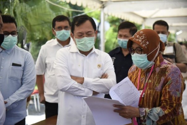Menkes Terawan saat mengunjungi penanganan pasien Covid-19 di Surabaya, beberapa waktu lalu. Foto: int 
