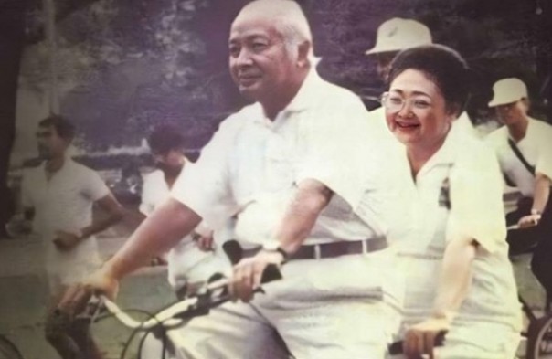 Momen Presiden Soeharto Bonceng Ibu Tien Naik Sepeda, Netizen: Benar-benar Berwibawa (foto/int)