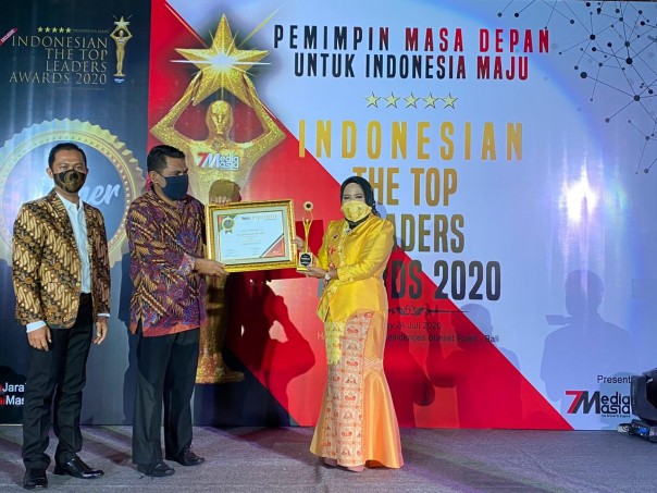 Politisi Wanita Golkar Pekanbaru, Ida Yulita Susanti Raih Top Women Leader 2020