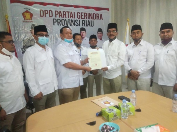 Ketua Gerindra Riau Edy Tanjung menyerahkan SK dukungan kepada pasangan Said Arif Fadila - Sujarwo untuk Pilkada Siak