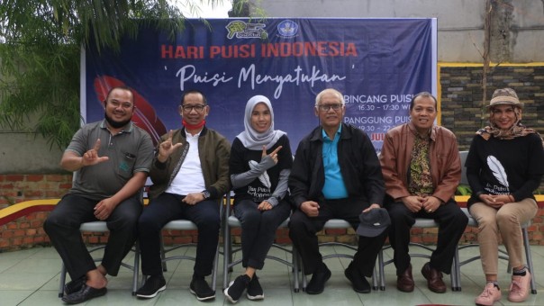 Para sastrawan Riau yang hadir di puncak acara Hari Puisi