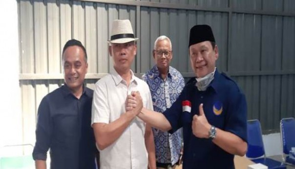 Wahyu Purwanto (tengah), ipar Presiden Jokowi yang akhirnya mundur sebagai bakal calon Bupati Gunungkidul. Foto: int 