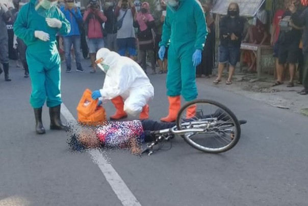 Pesepeda yang meninggal di jalan (Foto: Okezone.com)