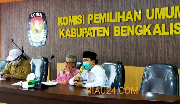 FOTO: Anggota Komisi II DPR RI, Ketua KPU Bengkalis dan Komisioner KPU Provinsi Riau