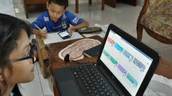 Viral, Seorang Kepala Sekolah Menghapus Biaya Sekolah Selama 3 Bulan dan Menyediakan Makanan Untuk 1.500 Orang Selama Penguncian