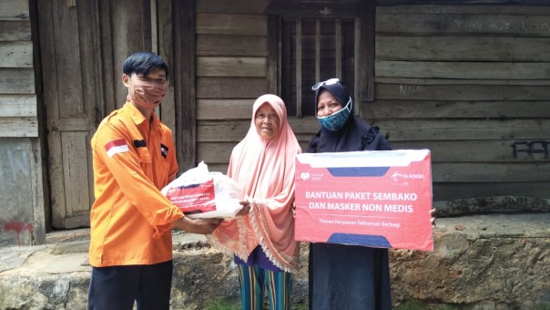 Telkomsel dan Rumah Zakat Riau berikan sembako dan masker non medis di beberapa titik di Pekanbaru