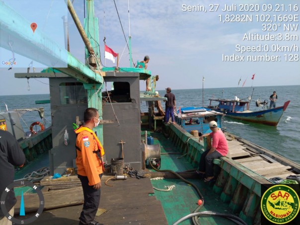 FOTO: Basarnas Pekanbaru saat melakukan evakuasi kapal nelayan rusak
