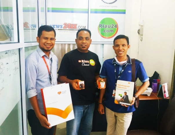 Pimpinan Perusahaan Muhardi saat menyambut kedatangan managemen Rumah Zakat Riau, Branch Manager RZ Riau, Hadi Yudasta dan Fasilitator Desa Berdaya Relawan Inspirasi RZ, Nurman Yusuf