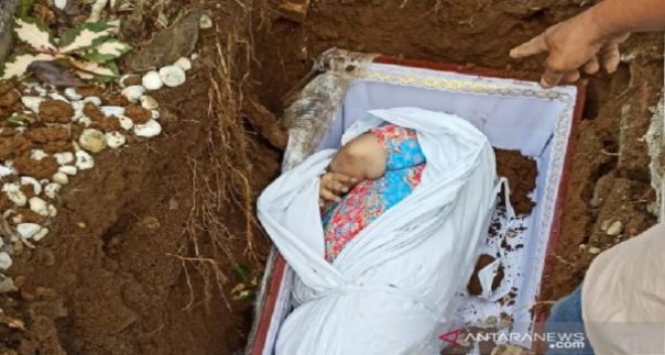 Jenazah wanita reaktif COVID-19 dikubur masih menggunakan daster yang viral di media sosial. Foto: ANTARA/HO
