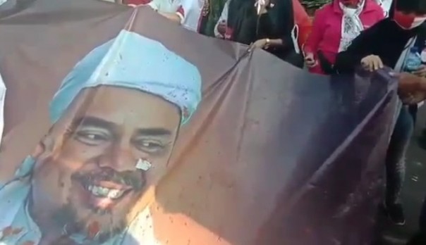 Spanduk Imam Besar FPI, Habib Rizieq Shihab yang dibakar oleh pendemo