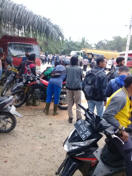 FOTO: Ratusan Karyawan PT Meskom Agro Sarimas Unjukrasa