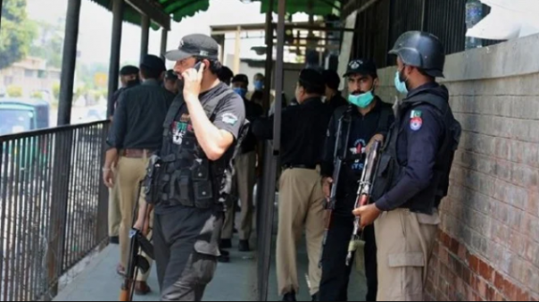 Petugas keamanan di Pakistan berjaga-jaga di Pengadilan setelah terdakwa penistaan agama ditemak mati di ruang sidang. Foto: int 