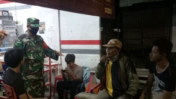 Babinsa Koramil 01/Bkn Sosialisasikan Himbauan Memakai Masker di Malam Takbiran