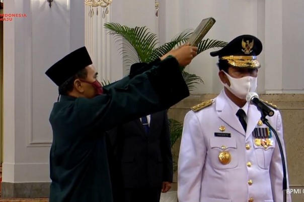 Gubernur Kepulauan Riau, Isdianto saat dilantik oleh presiden
