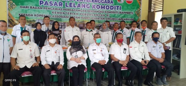 Dihadiri Bupati Kuansing, Bappebti Kemendag Serahkan Persetujuan Pengelola Pasar Lelang Komoditi (foto/Zar)