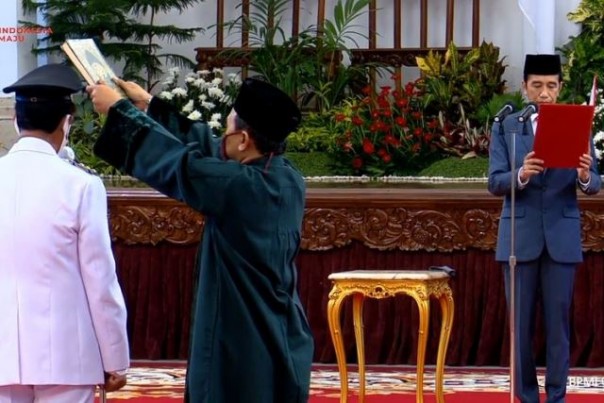 Presiden Jokowi saat melantik Isdianto sebagai Gubernur Provinsi Kepri. Foto: int 