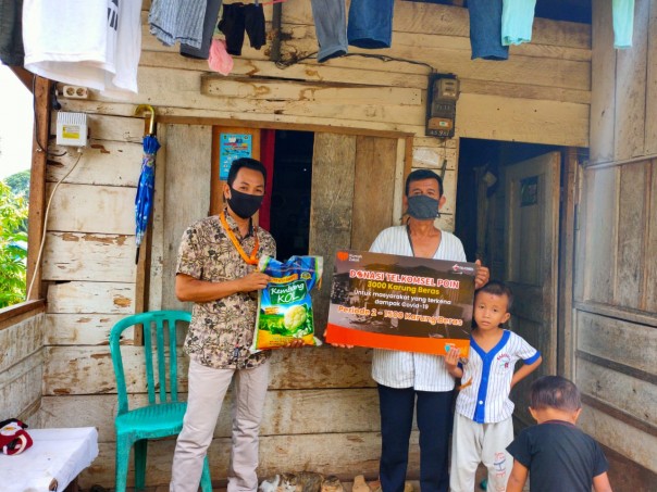 Telkomsel donasi 3.000 karung beras yang ditukar melalui Telkomsel Poin (Foto: Istimewa)