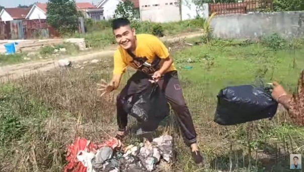 Youtuber Edo Putra yang memberikan kurban dari sampah kepada masyarakat
