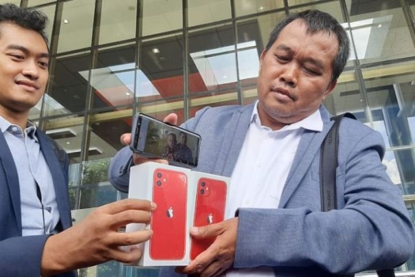 Koordinator Masyarakat Anti Korupsi Indonesia (MAKI), Boyamin Saiman, menunjukkan dua buah ponsel iPhone 11, yang salah satunya disediakan bagi mereka yang pemberi informasi keberadaan Harun Masiku.Foto: int 