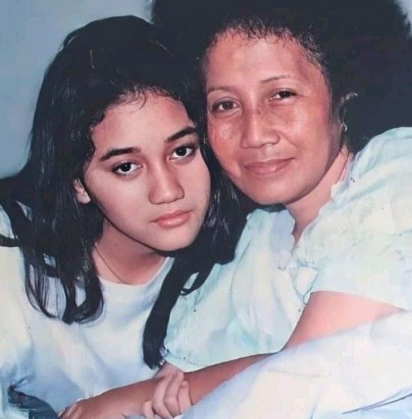Potret Nike Ardilla Dipeluk Ibunya, Netizen: Indonesia Sangat Kehilangan (foto/int)