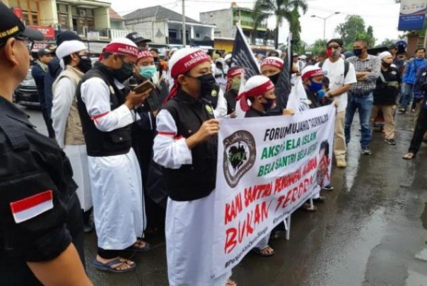 Santri menggelar aksi di Mapolres Tasikmalaya, menuntut kasus pencemaran nama baik yang melibatkan Denny Siregar diusut tuntas. Foto: int 