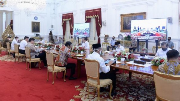 Presiden Jokowi dan menterinya tak kenakan masker saat melakukan rapat terbatas pada Senin kemarin