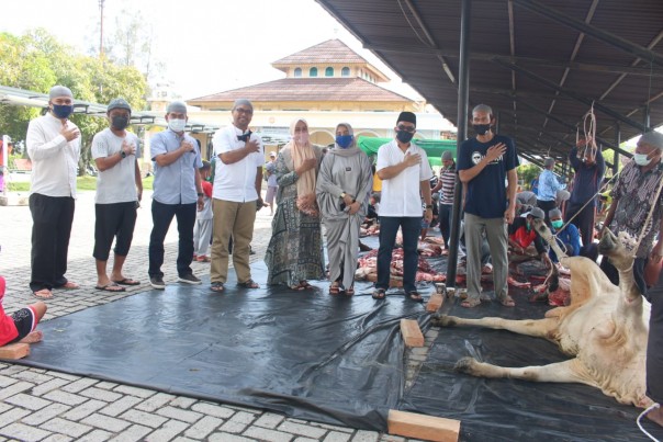 Kegiatan penyembelihan hewan qurban di Mesjid Nurul Iman Kantor Pusat PTPN V