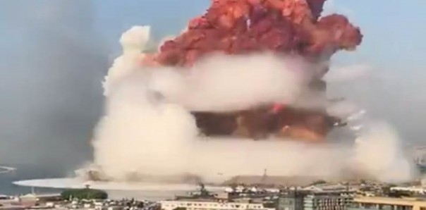 Asap orange membumbung tinggi akibat ledakan di kota Beirut