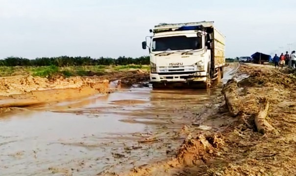Belum Diperbaiki, Jalan Lintas Sontang-Duri Masih Berlumpur (foto/int)