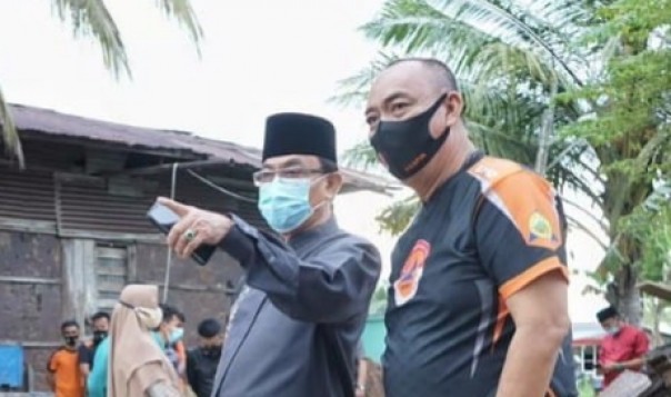 Bupati HM Wardan Tinjau Langsung Dua Lokasi Longsor di Tembilahan Hulu (foto/int)